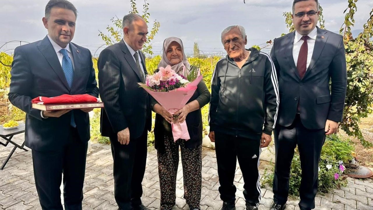 Vali Özkan ve beraberindekilerden şehit ailesine anlamlı ziyaret