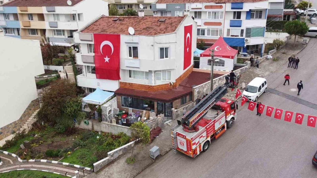 3 çocuk babası şehidin evi bayraklarla donatıldı