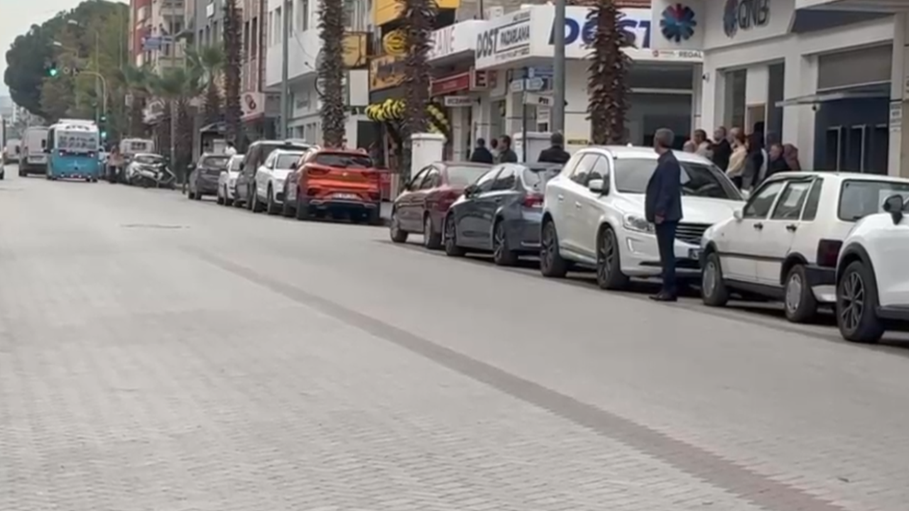 Atatürk Bulvarı'nda Ata için saygı duruşu!