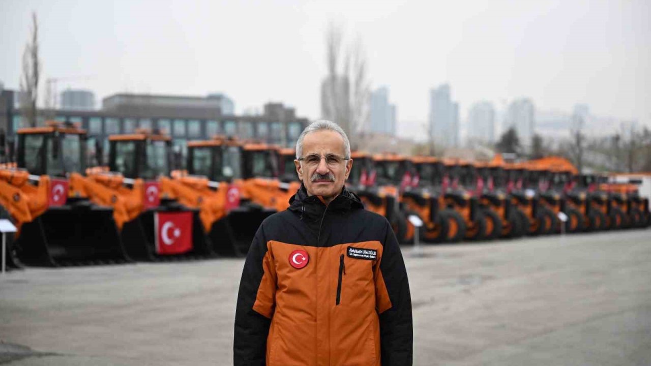 Bakan Uraloğlu: Karla mücadele için 18 bin 407 personel ve 14 bin 263 araç görev başında"