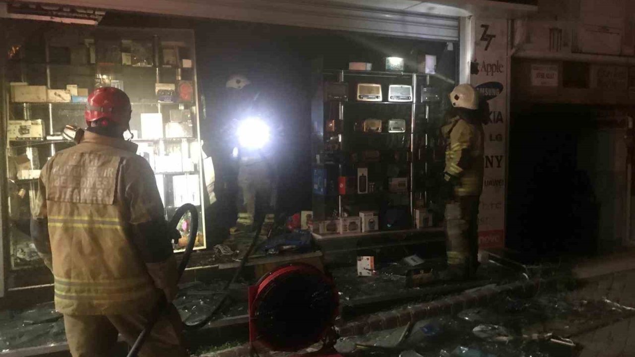 Cep telefonu aksesuar mağazasında yangın!