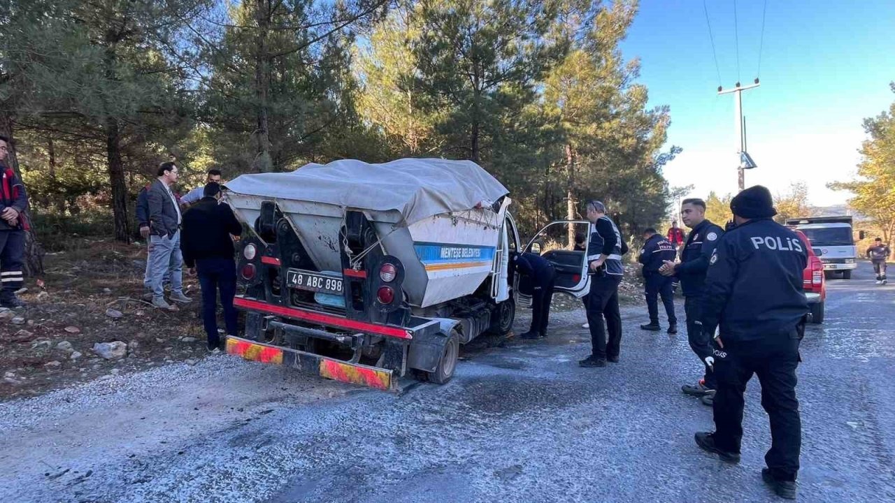 Çöp kamyoneti seyir halinde alev aldı