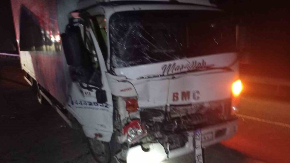 Ege feci kaza: Kamyon ile kamyonet çarpıştı 1 ölü, 1 yaralı