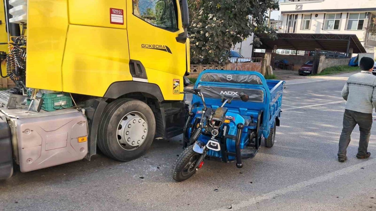 Elektrikli bisiklet ile tır çarpıştı: 1 yaralı