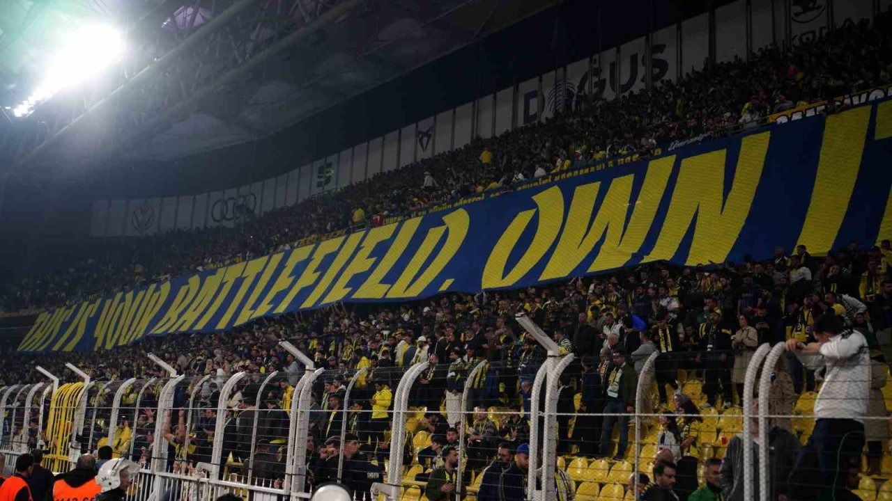 Fenerbahçe taraftarından, oyunculara Galatasaray maçını hatırlatan pankart