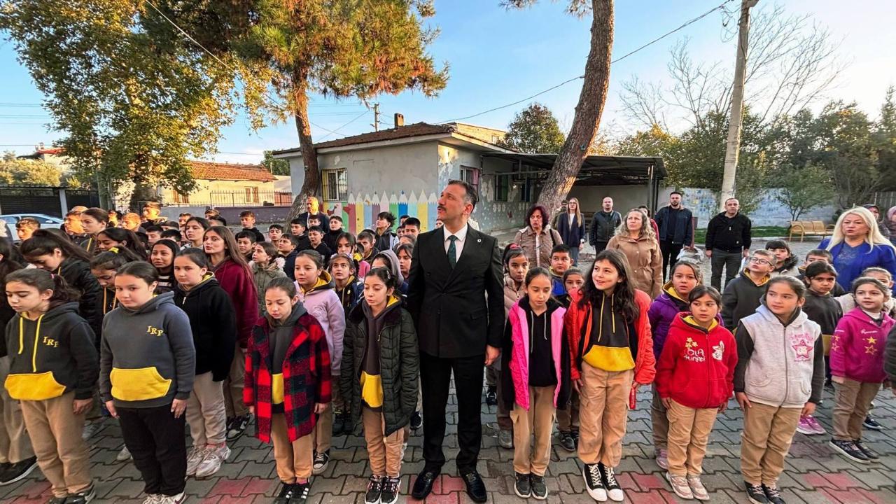İl Millî Eğitim Müdürü Uğurelli, Turgutlu’da bayrak törenine katıldı