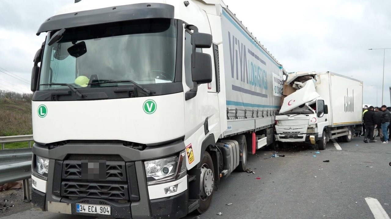 İstanbul'da otoyolda geri geri gelen tıra kamyonet çarptı: 1 ölü, 1 yaralı