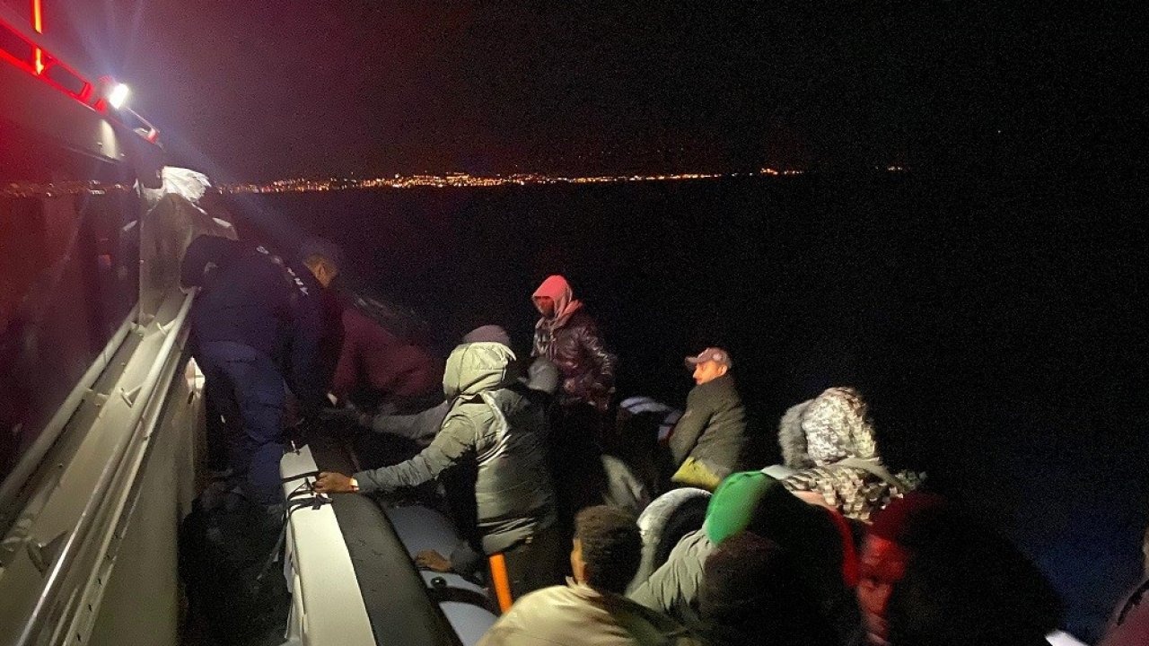 İzmir açıklarında 23 düzensiz göçmen yakalandı, 20 göçmen kurtarıldı