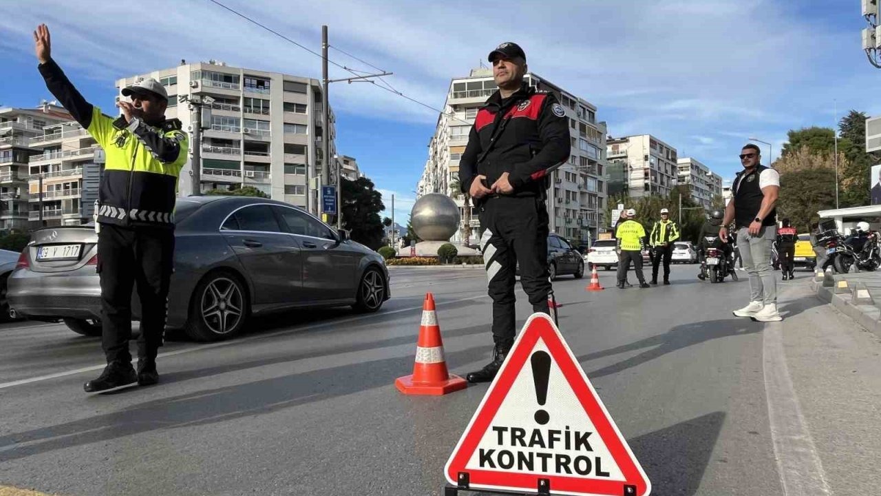 İzmir 'de 30 farklı noktada dar alan uygulaması: 258 araca ceza kesildi!