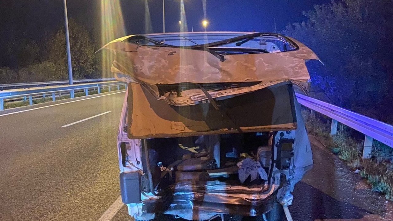 Kamyonet hafif ticari araca çarptı: 1 ölü, 4 yaralı