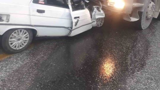 Manisa’da kamyon ile otomobil kafa kafaya çarpıştı: 1 ölü, 1 yaralı!