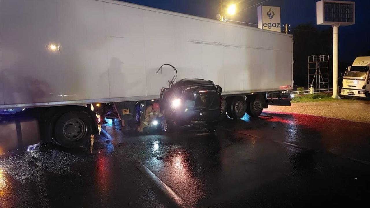 Manisa'da tıra çarpan otomobildeki karı koca öldü