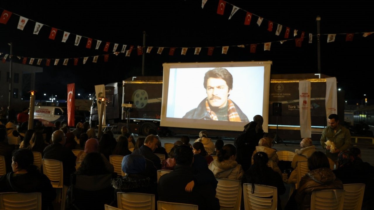 Manisa'da vatandaşlara açık havada sinema keyfi