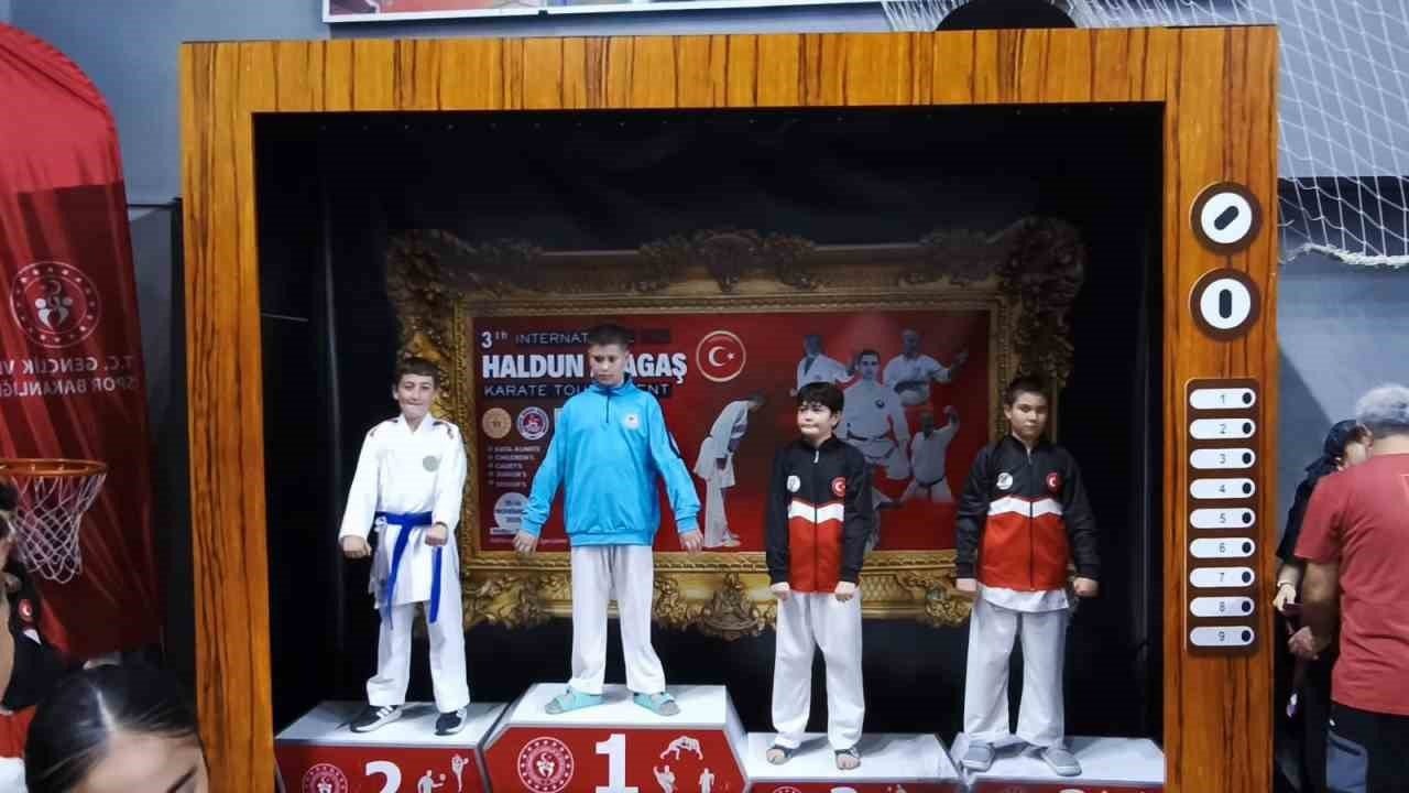 Manisalı karateciler Denizli’den madalyalarla döndü