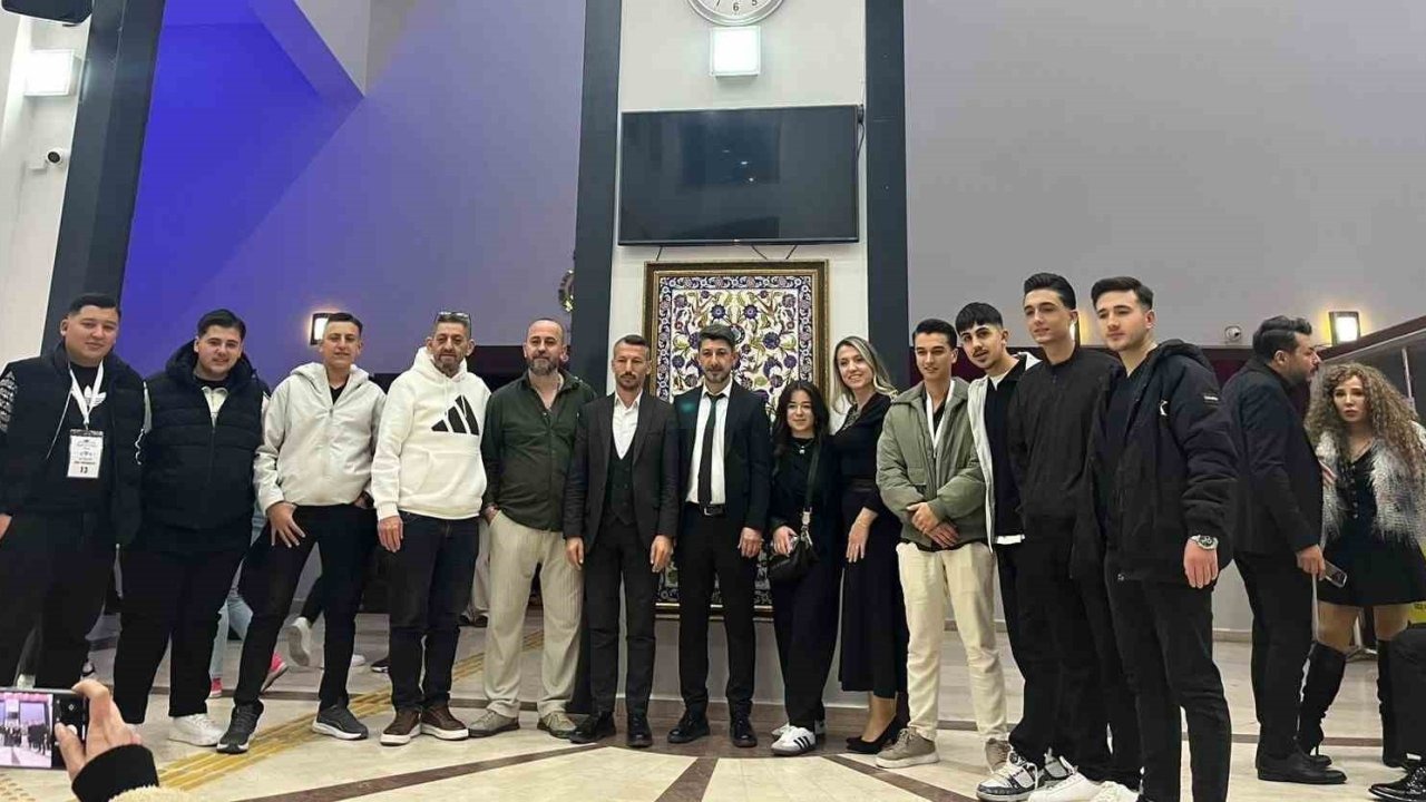 Manisalı kuaförlerden başarı: 3 kupayla döndüler!