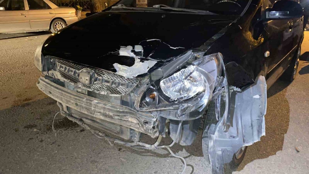 Motosiklet ile otomobil çarpıştı: 2 genç yaralandı