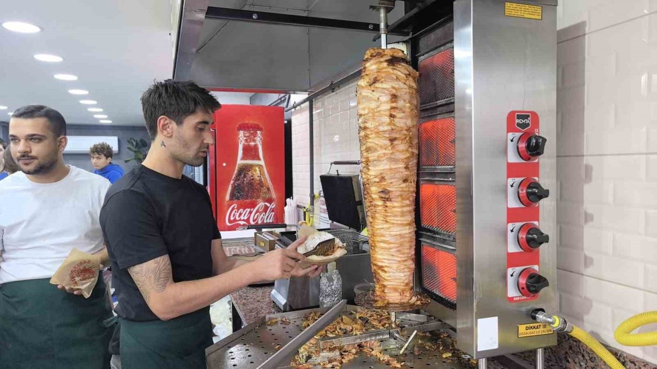 Şampiyonlar Ligi’nden dönerciliğe: Beşiktaş’ın eski futbolcusu döner dükkanı açtı!