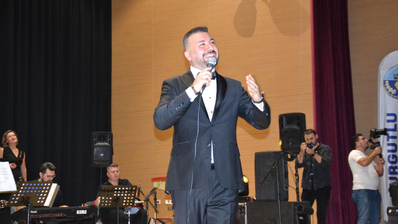 Turgutlu'da Atatürk'ün sevdiği şarkılarla duygu dolu anma gecesi