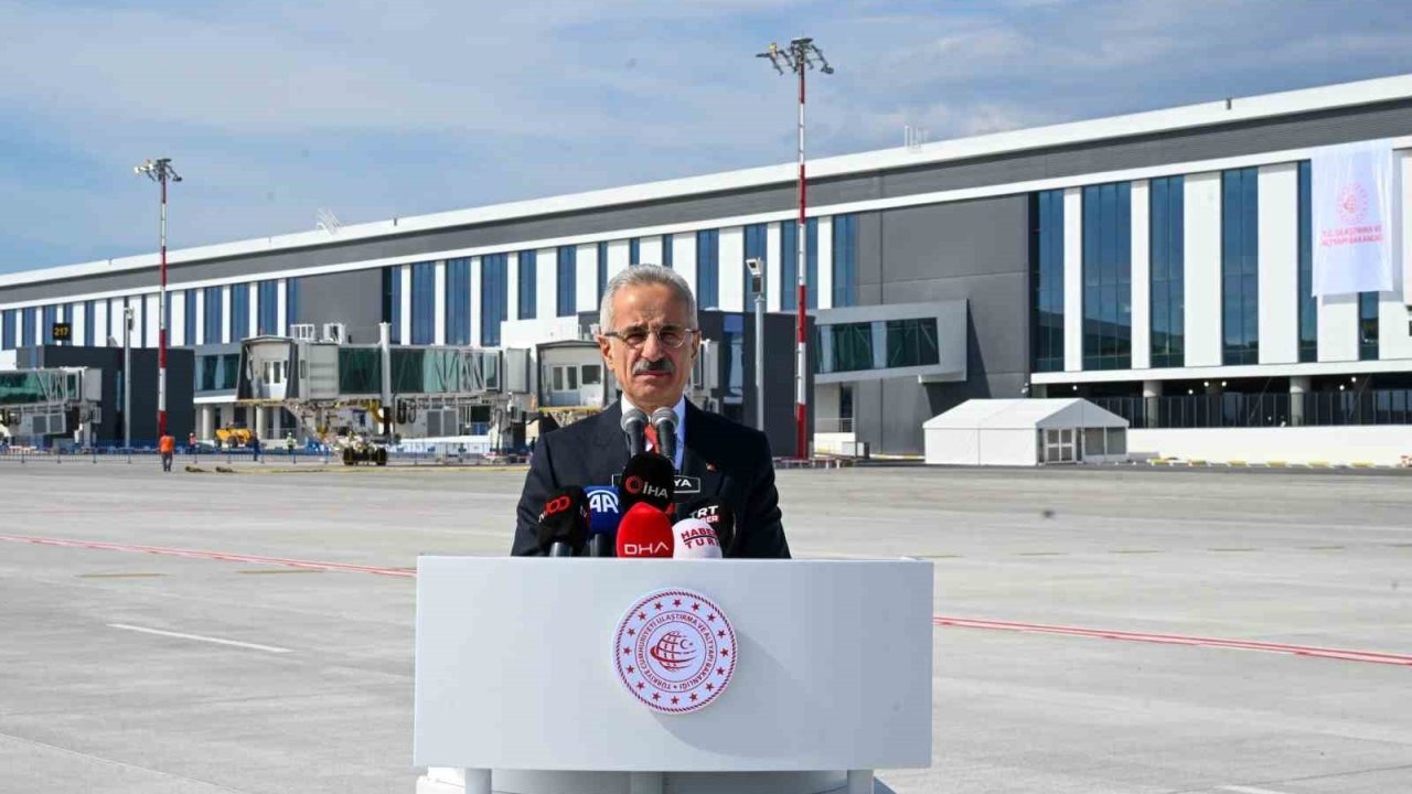 Bakan Uraloğlu: "Her gün ortalama yaklaşık 9 stadyum dolusu yolcu havayolu ile seyahat etti"