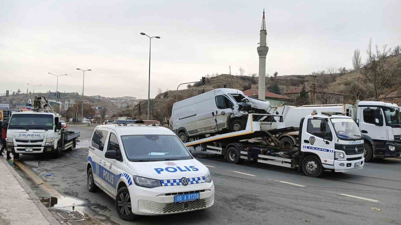 Başkent'te feci kaza: Hafif ticari araç ile otomobil çarpıştı 1 ölü, 3 yaralı!