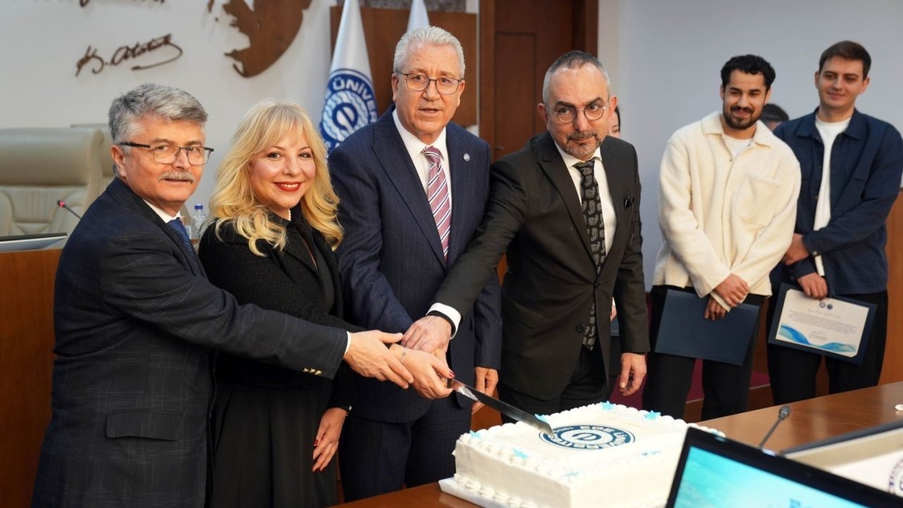 EÜ Senatosu’nda gururlandıran başarı pastayla kutlandı