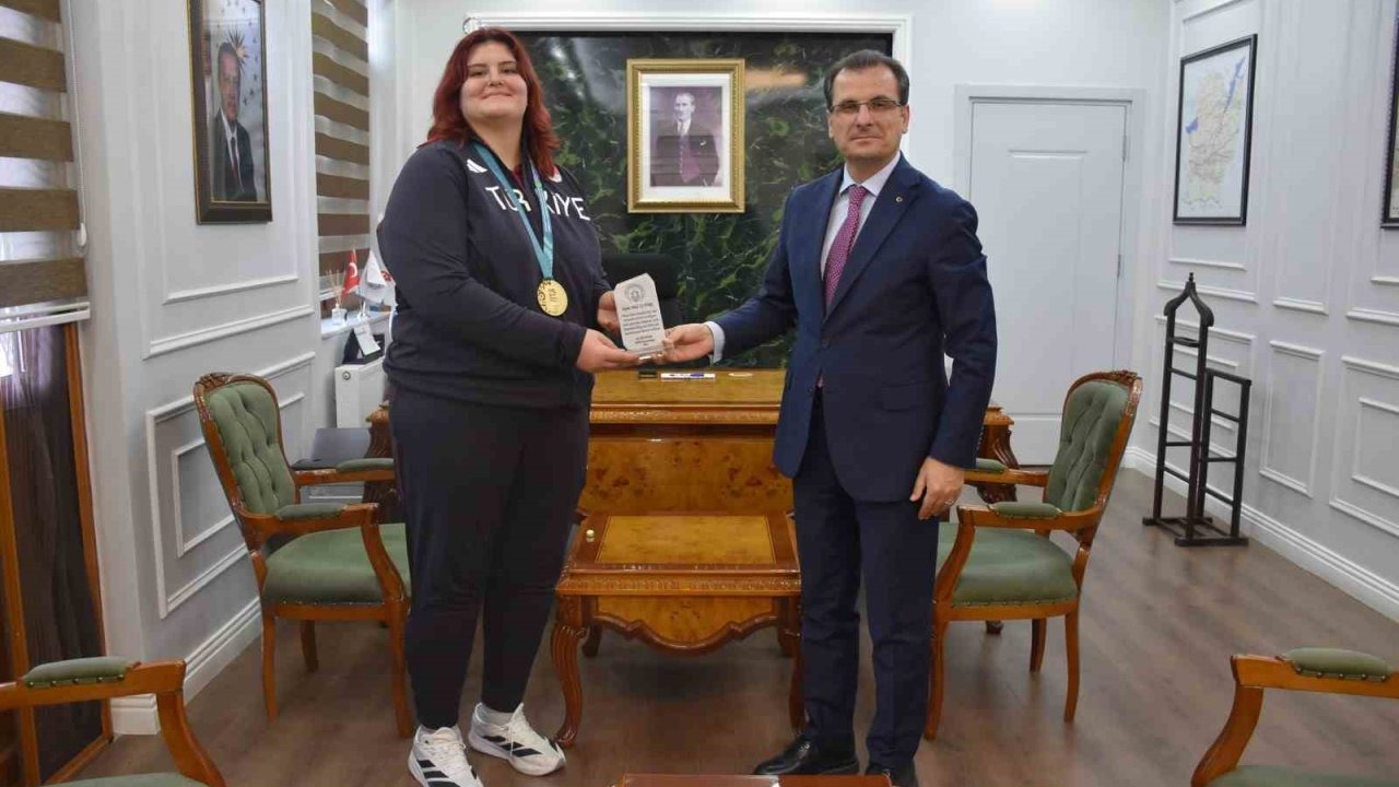 Kaymakam Güldoğan’dan şampiyon judocu Öztürk’e plaket