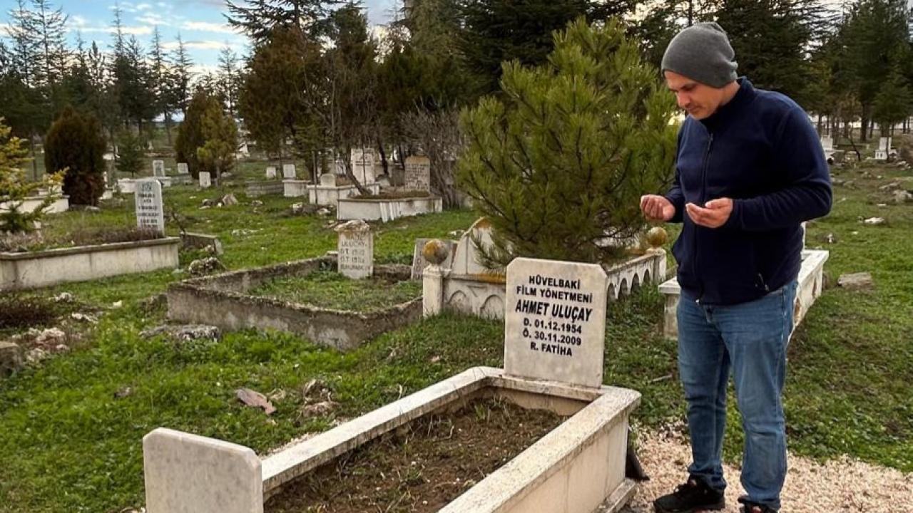 Manisalı fotoğrafçılar ünlü yönetmeni mezarı başında andılar