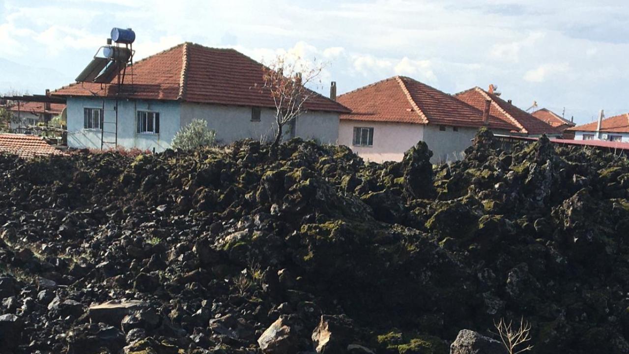 Manisa'nın "Yanık Ülke"si Kula: Burada evler lav kalıntıları arasına kurulu!