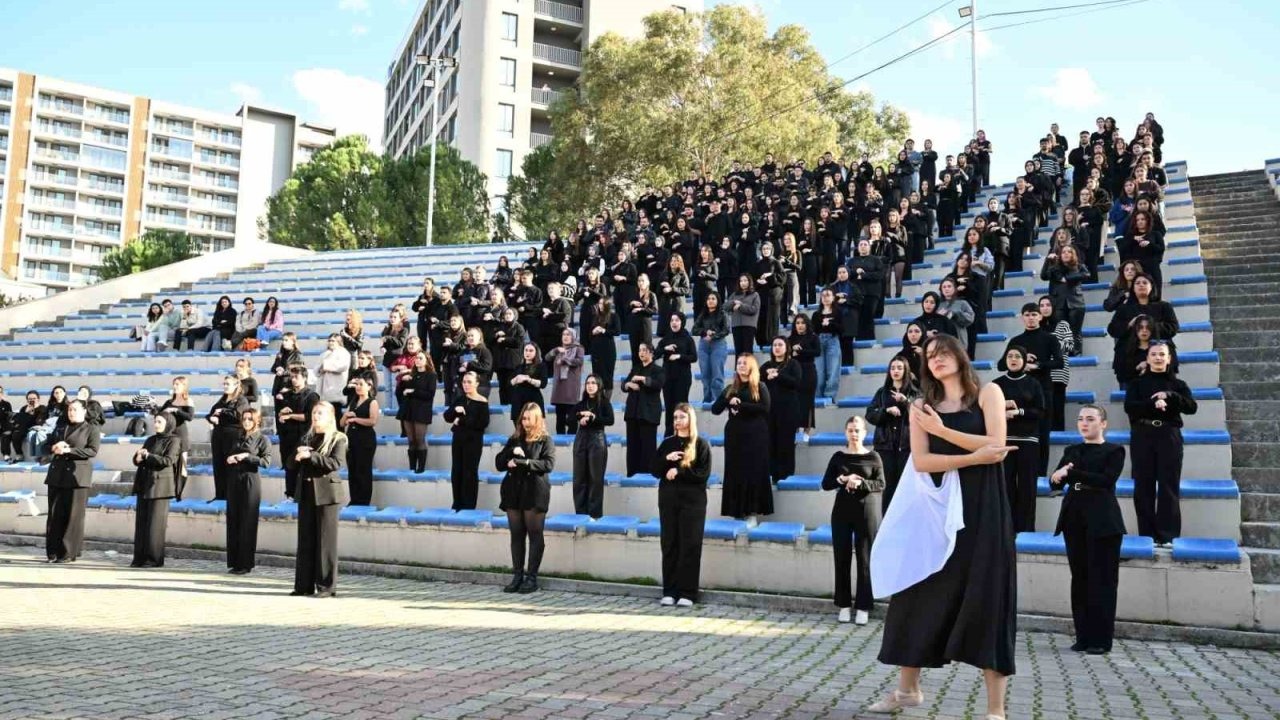 MCBÜ’de 300 öğrenciden "Karsu - Zaman" işaret dili performansı