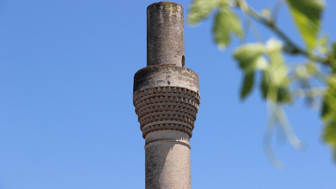 O ilçenin simgesi: 'Kırık Minare' zamana direniyor