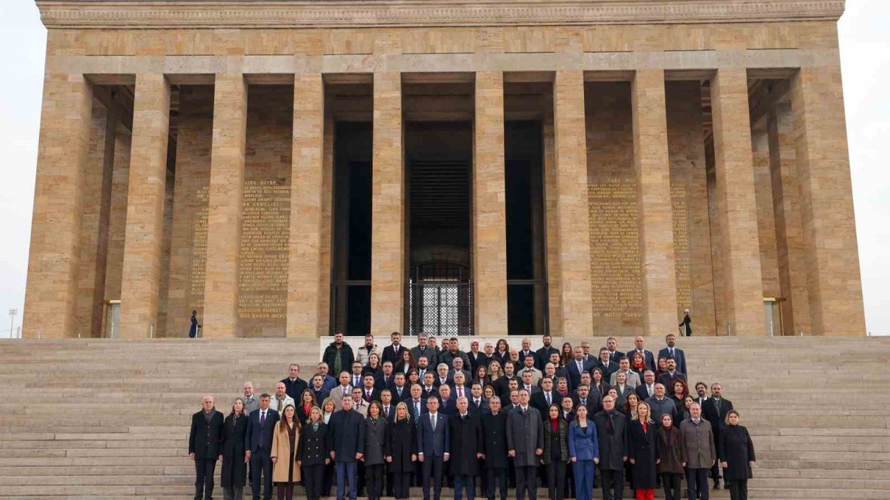 Özgür Özel: "Kurultayımızda yenilenen parti programımız, güncellenen tüzüğümüz ve yeni kadrolarımızla birlik ve beraberlik içinde geleceğe yürüyoruz"