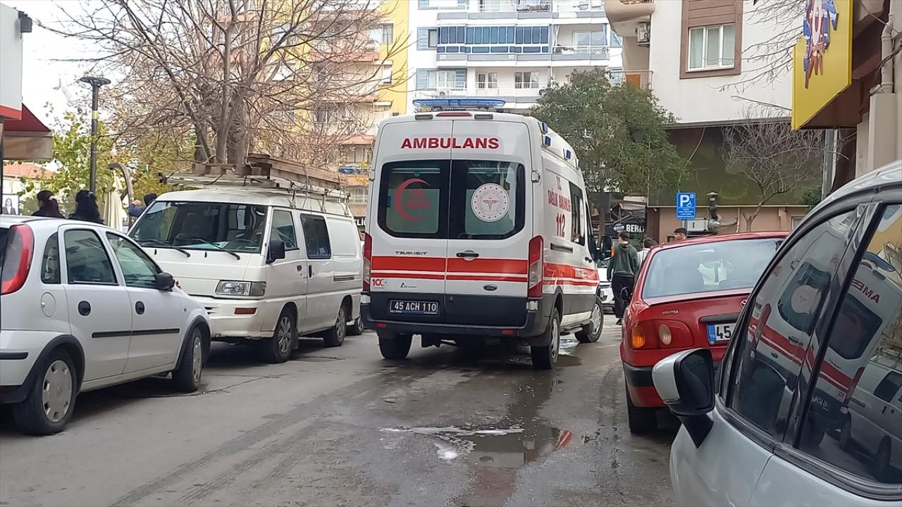 Sokak Ortasında Bıçaklı Dehşet: 16 Yaşındaki Genç Yaralandı