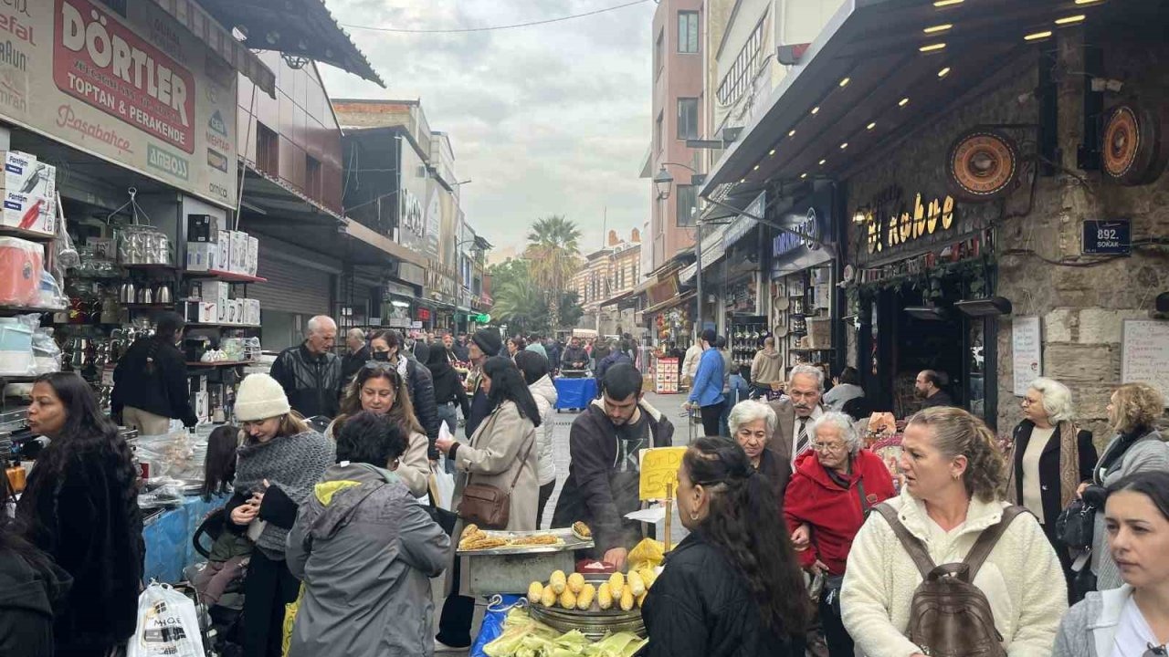 Tarihi Kemeraltı Çarşısı’nda yılbaşı yoğunluğu yaşanıyor!