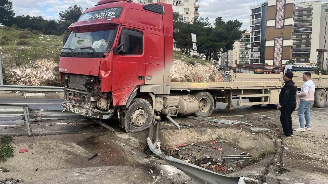 TIR bariyerleri aşıp karşı şeride geçti! Facianın eşiğinden dönüldü..