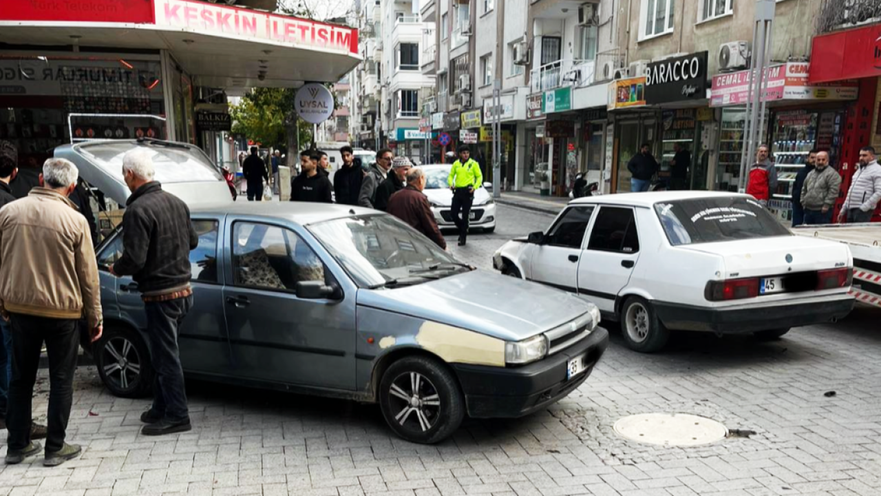 Turgutlu'da kaza: İki otomobil çarpıştı