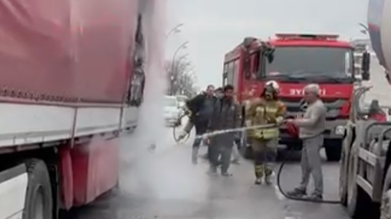 Turgutlu'da TIR’daki yangına beton mikseri müdahale etti