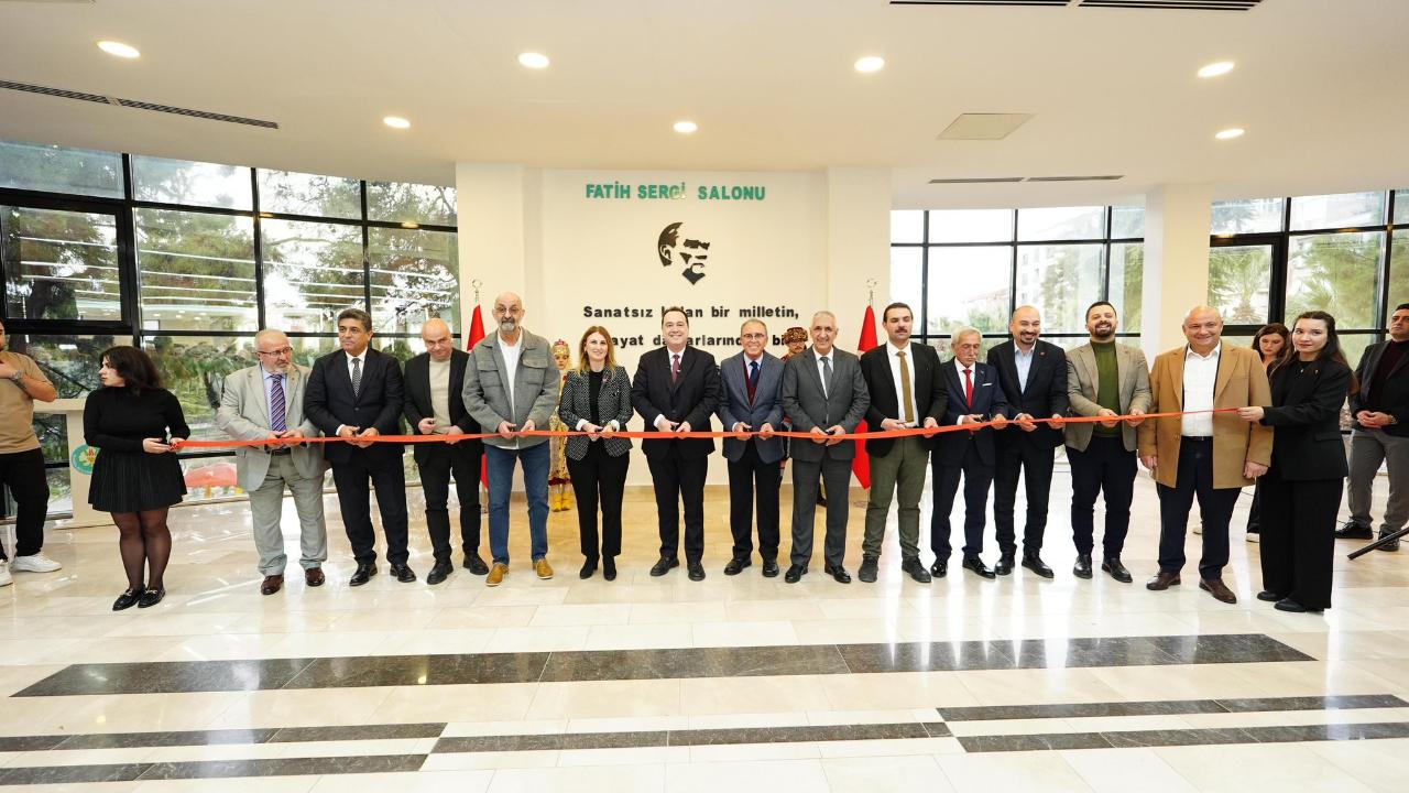 1. “Sarışın Bir Kurt: Mustafa Kemal Atatürk” Sergisi Manisa’da Açıldı