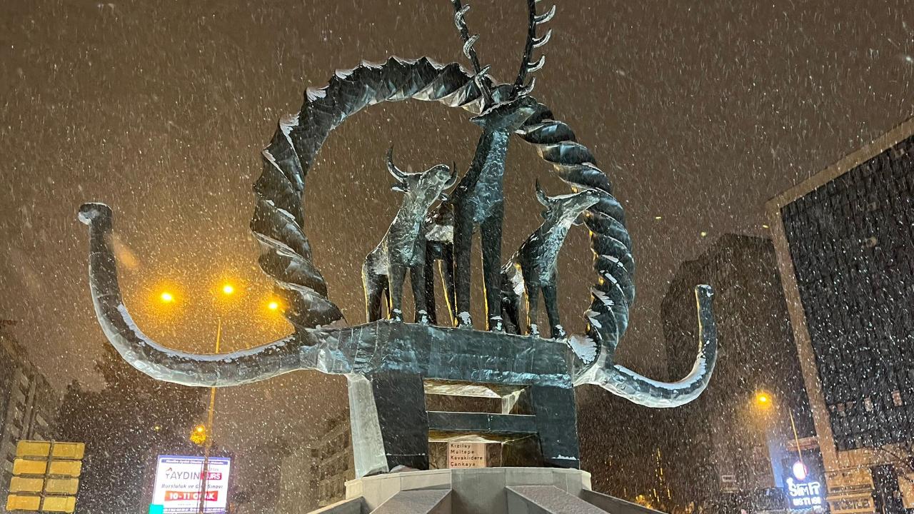 Ankara yeni yıla kar yağışı ile girdi