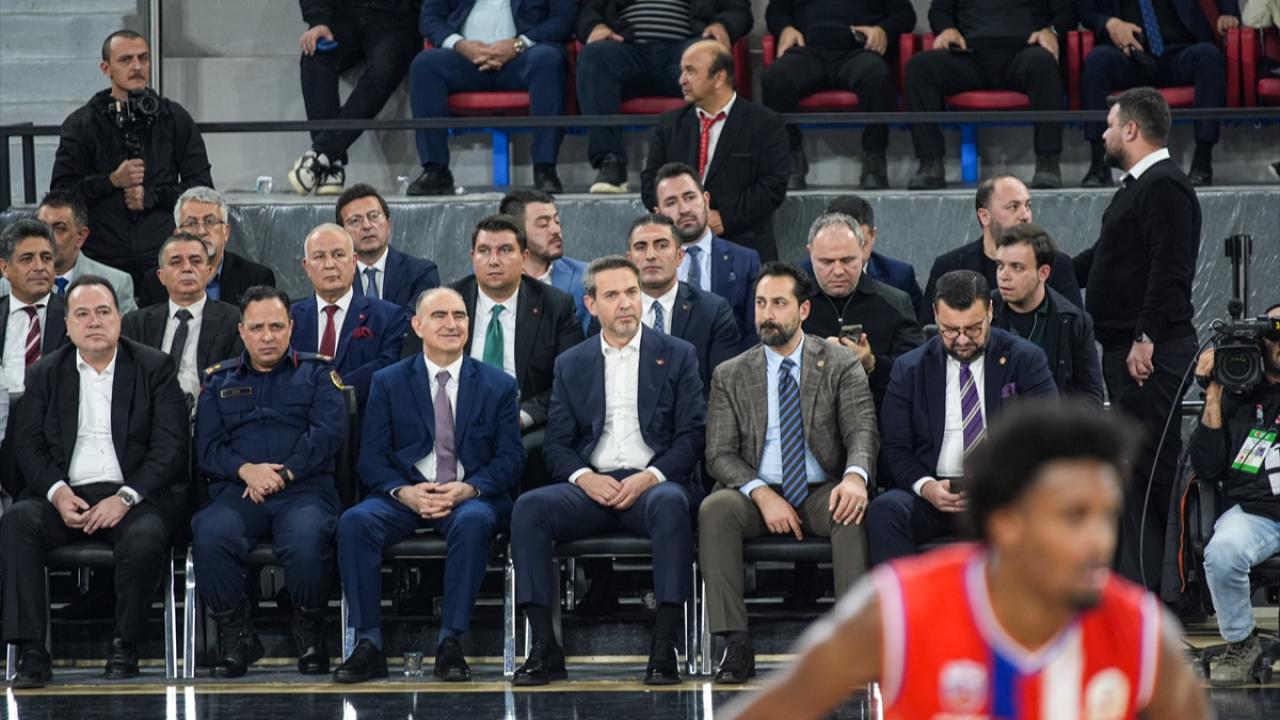 Bakan Bayraktar Manisa’da Basketbol Heyecanını Tribünden Takip Etti