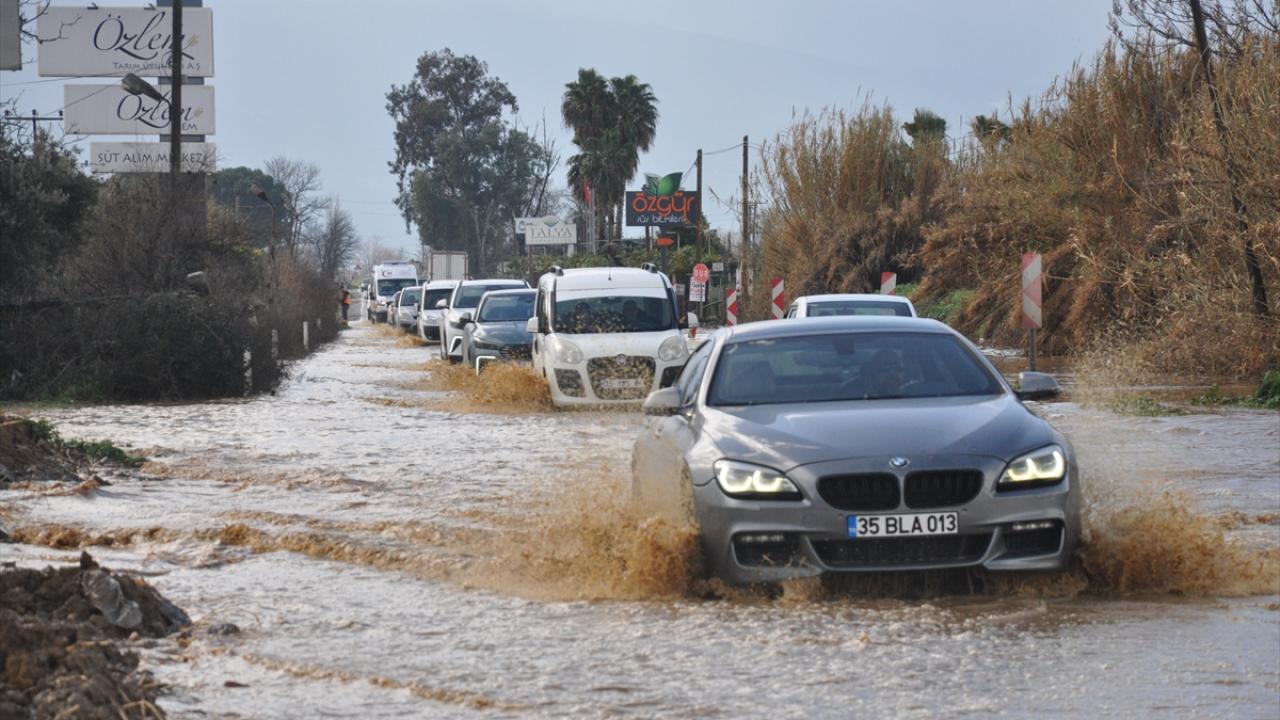 Bu görüntüler komşu ilçeden! Araçlar suda kaldı