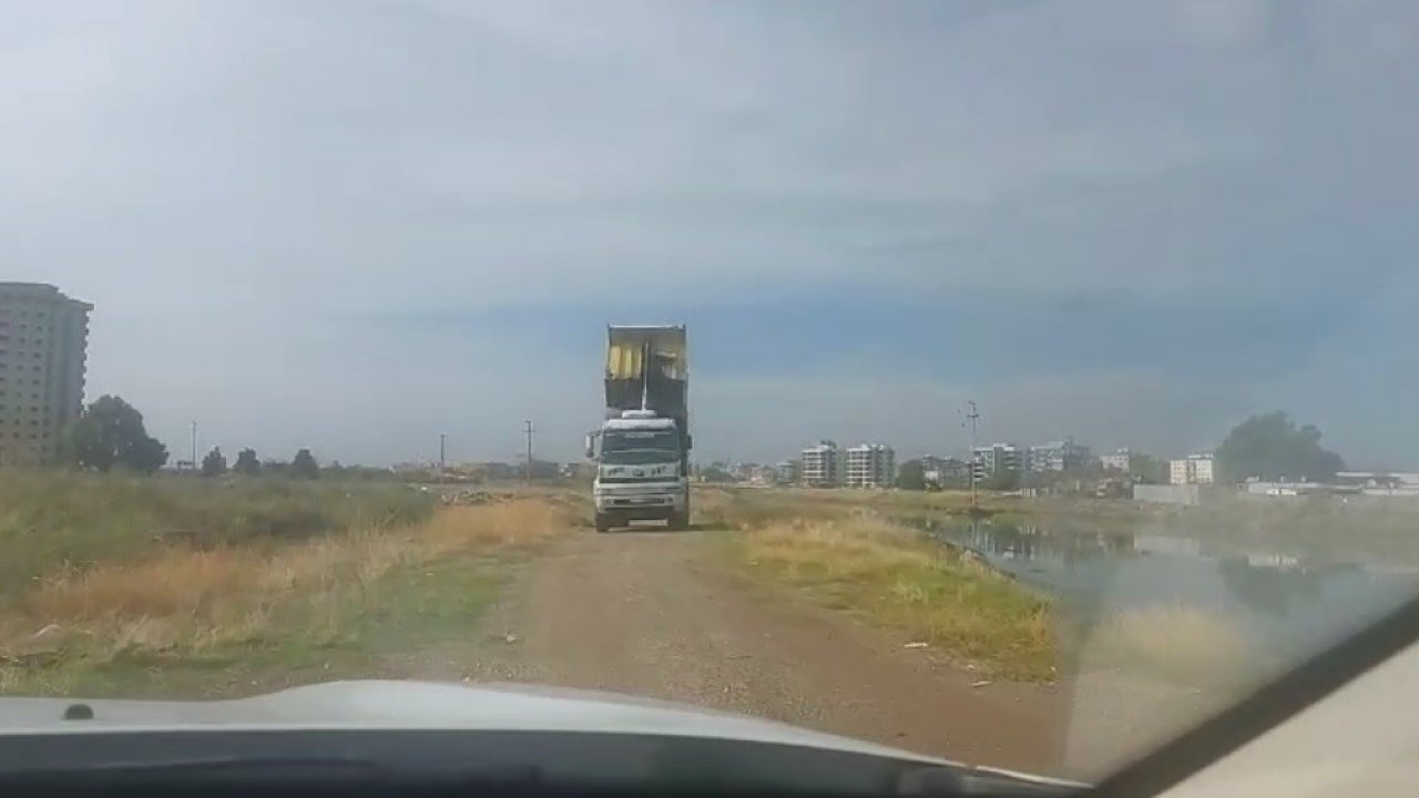 Hem kaçak moloz döktü, hem ehliyetsiz, hem de polise direndi!