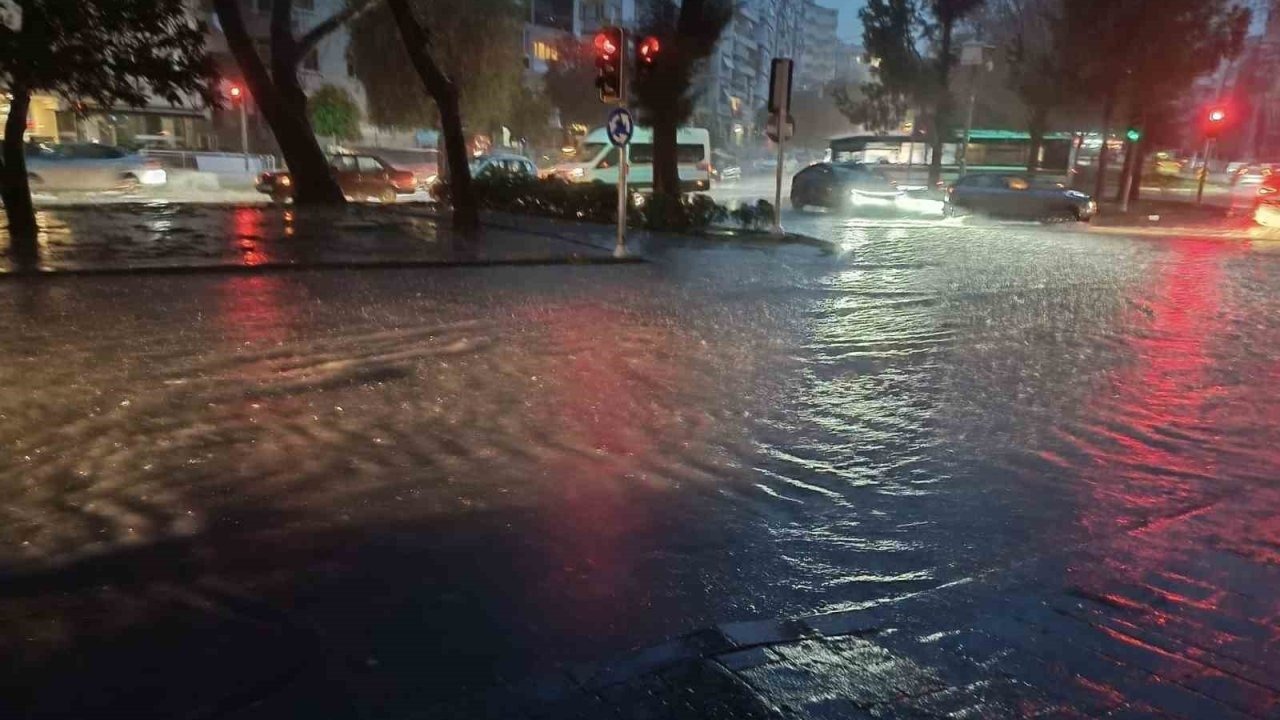 İzmir’de güne sağanakla başladı, yollar göle döndü!