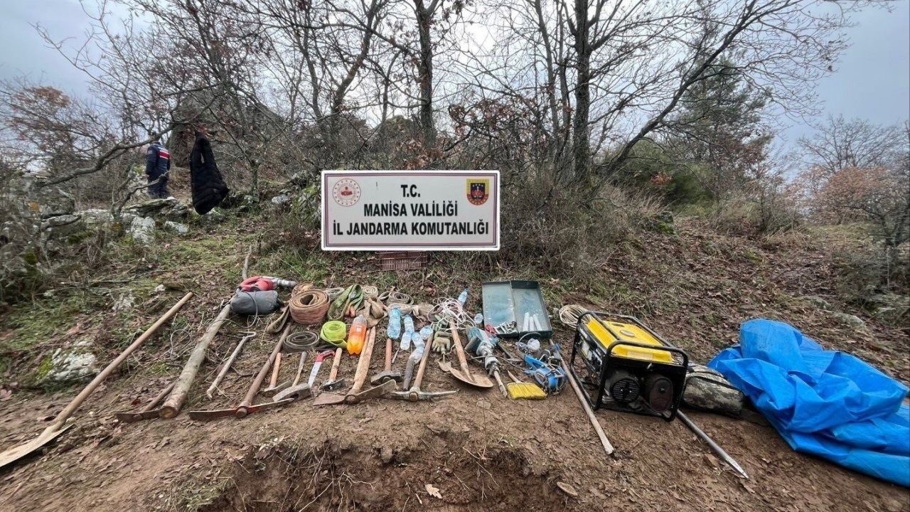 Manisa'da izinsiz kazıya jandarmadan suçüstü: 5 şüpheli yakalandı!