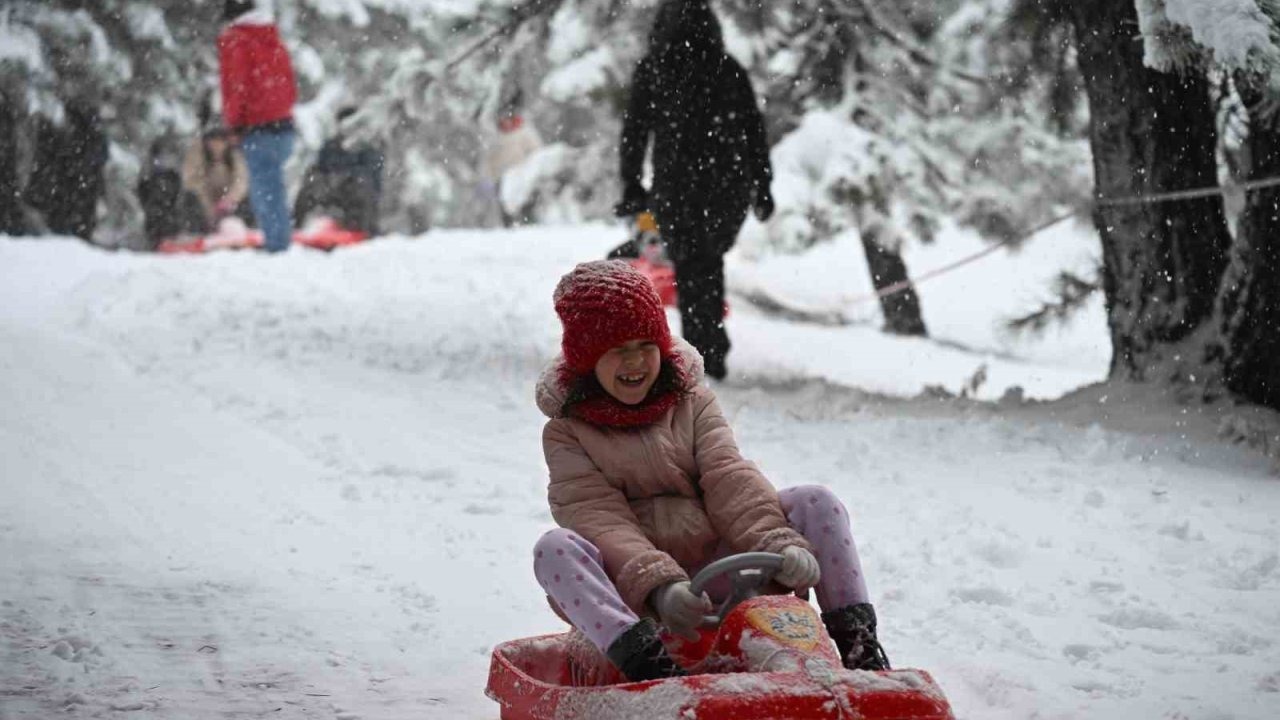 Manisa’da kar coşkusu: Yaylalar ziyaretçilerle doldu!