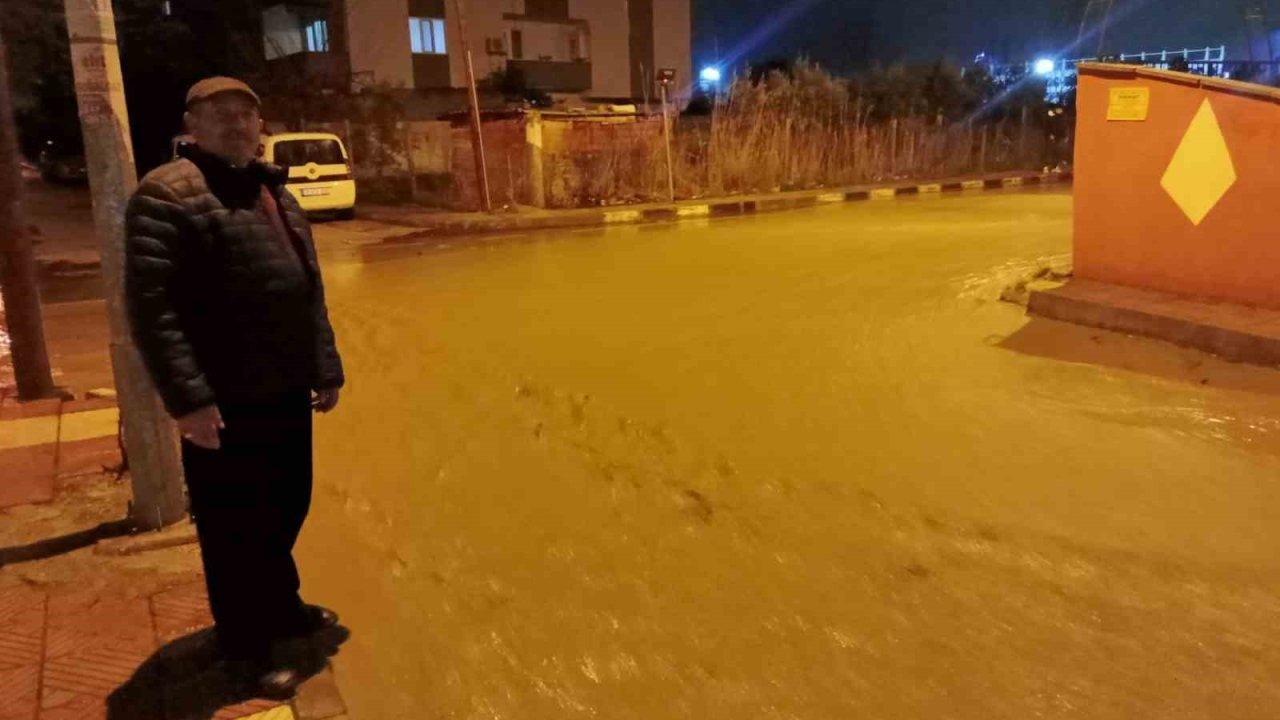 Manisa’da sağanak yağış etkili oldu: Otomobil dereye düştü, elektrikli otomobil alev aldı!