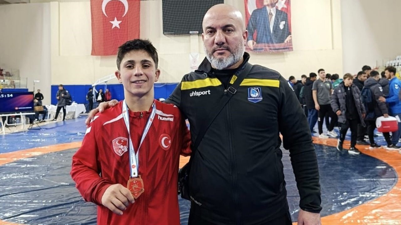 Manisalı genç güreşçiden altın madalya başarısı: İki yaş büyük rakiplerini geride bıraktı