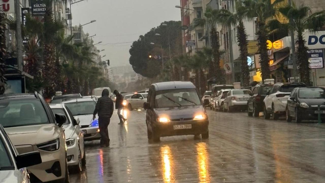 Meteoroloji uyarmıştı: Turgutlu’da Sağanak Yağış Etkisini Sürdürüyor
