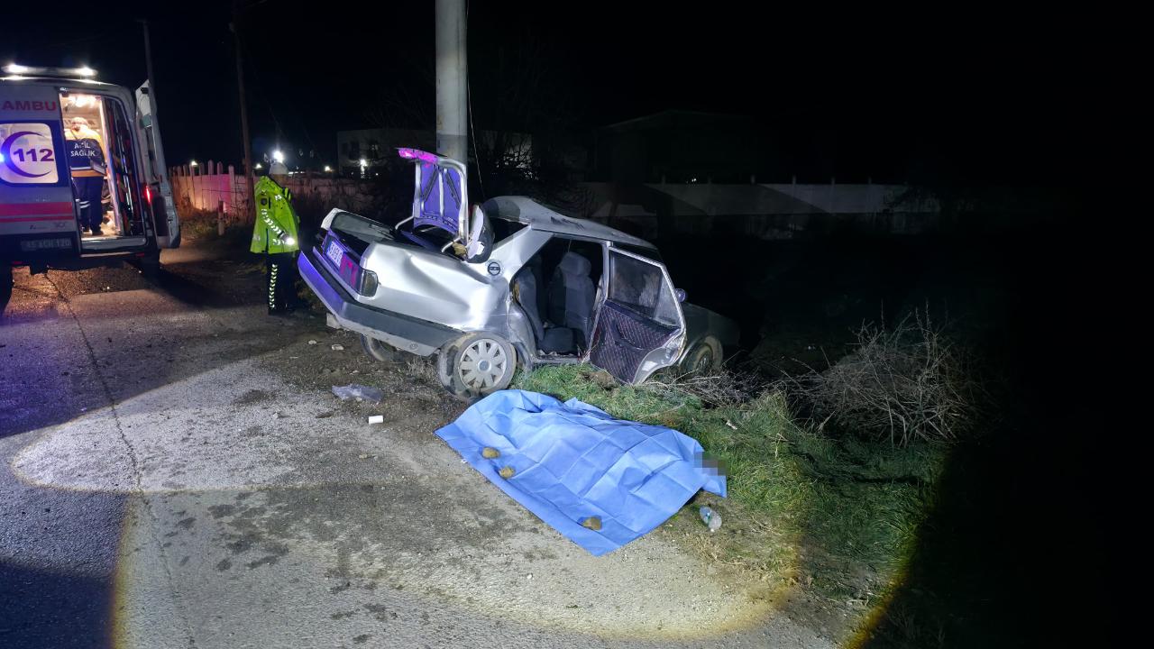 Otomobil Elektrik Direğine Çarptı: 1 Ölü, 2 Yaralı