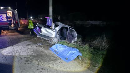 Otomobil Elektrik Direğine Çarptı: 1 Ölü, 2 Yaralı