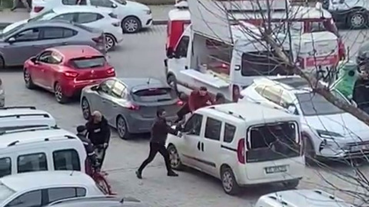 Polis merkezi önünde sopayla darp kamerada!